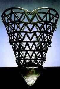 为了追求美,欧洲女人要忍受比裹脚更痛苦的“酷刑”