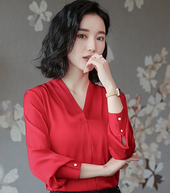 真丝裙扔了吧!刚上架的“秋小衫”，特适合80后女人，减龄显嫩