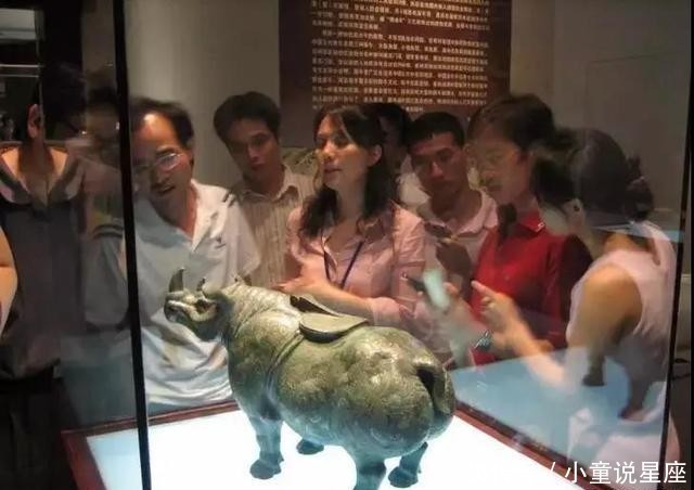  中国：玉雕犀牛，真绝了！