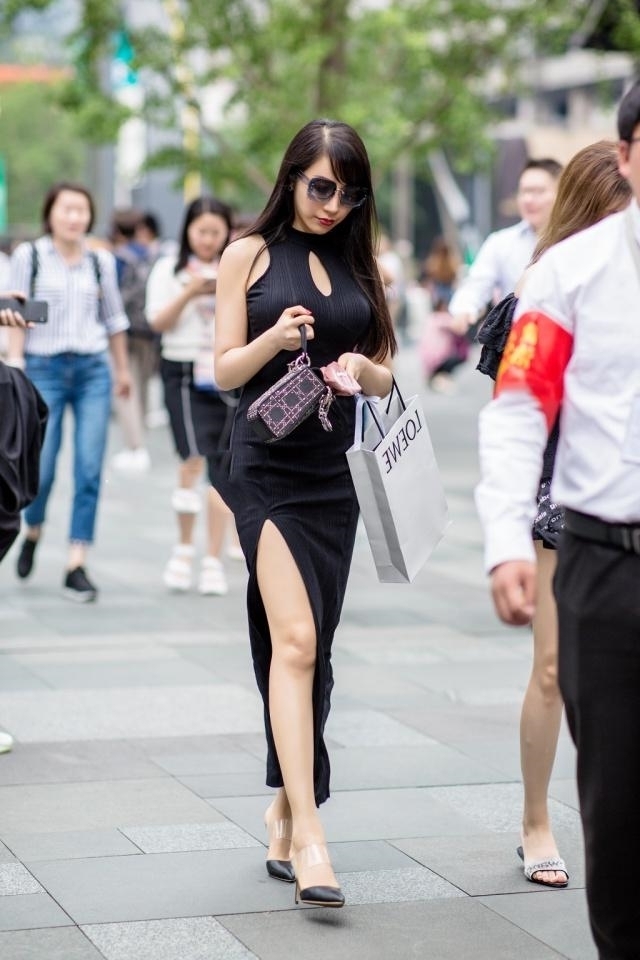 美女|路人街拍,靓女搭配修身的开叉连衣裙,相当具有回头率