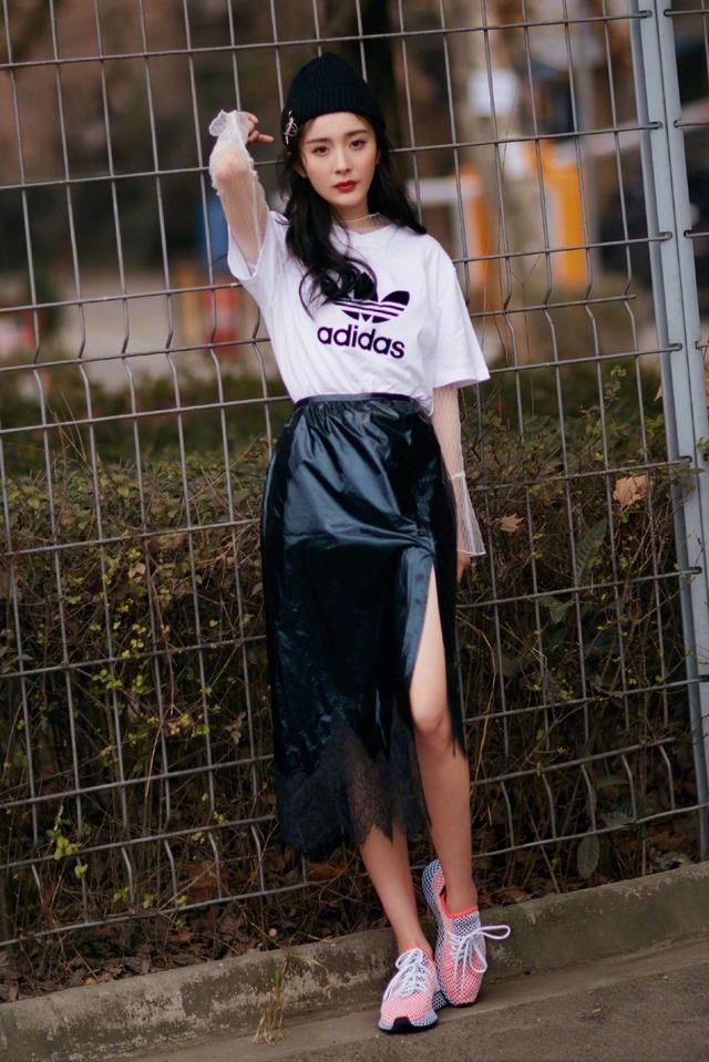 看到杨幂穿平底鞋我沉默了!差距太大!不知道是不是忘了修图?