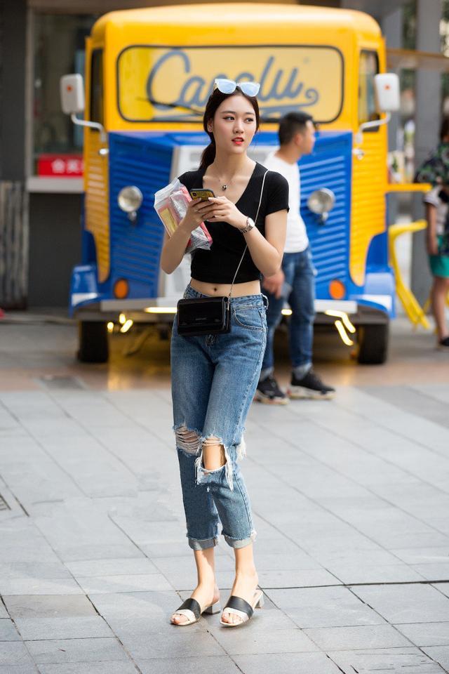 路人街拍，小姐姐穿着黑色的T恤，很是性感动人