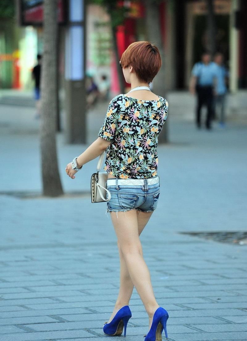 美女穿齐臀短裤,美腿诱人悠闲街拍!