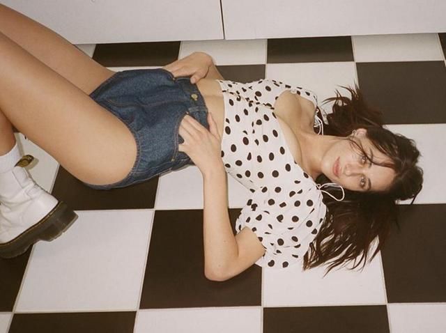 露背露肩深V的妹子别走，你们的内衣呢？