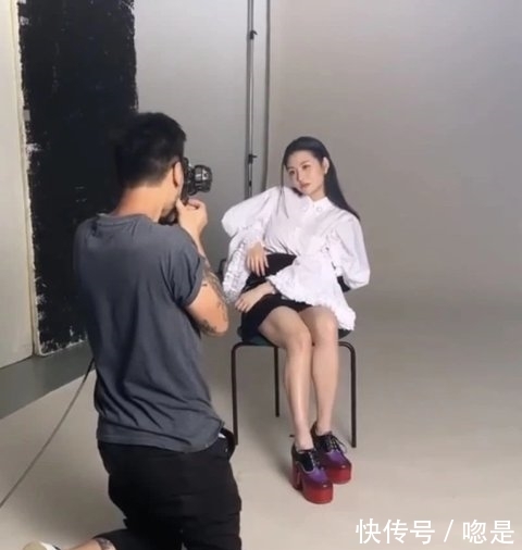  [邱淑贞]邱淑贞20岁女儿沈月拍写真，长腿吸睛，颜值胜过妈妈