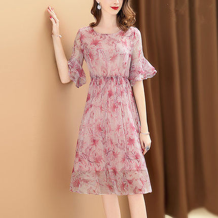 短裤套装虽凉快,但没气质,不妨穿一身碎花系裙子,优雅得刚刚好