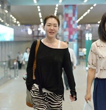 小S为扮嫩太拼了！39岁穿19岁衣服，网友：腿上的黑丝暴露了