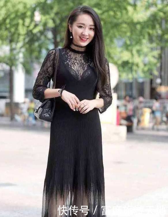 路人街拍女朋友的身材非常好，每一次脚步都很撩人