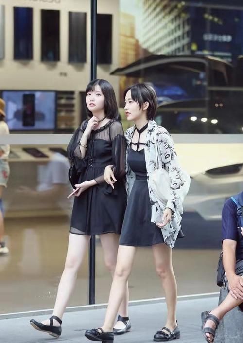 落落大方■路人街拍,充满阳光般微笑的小姐姐,给人一种干净又落落大方的感