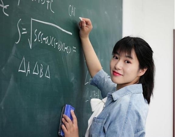  【工资】女教师晒出工资条,月入5600嫌工资太少,网友的回复让人心酸！