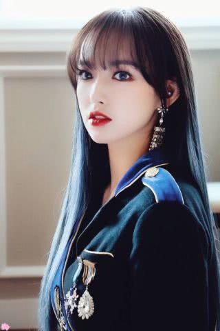 看了程潇和鞠婧祎的刘海,最后再看她的刘海却像被狗啃了一样!