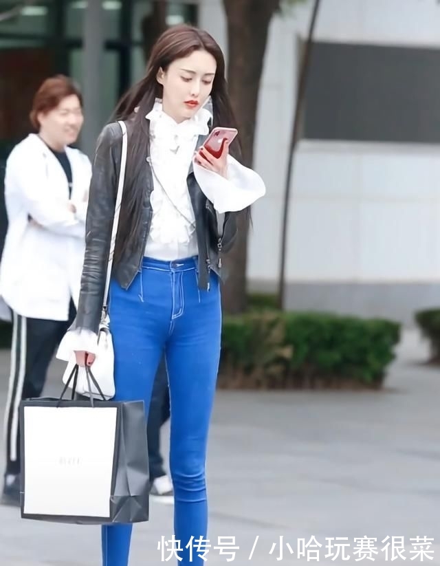  #听到#小姐姐太壕了，穿着“听到价格就心疼”的鞋子，匡威女孩哭了！