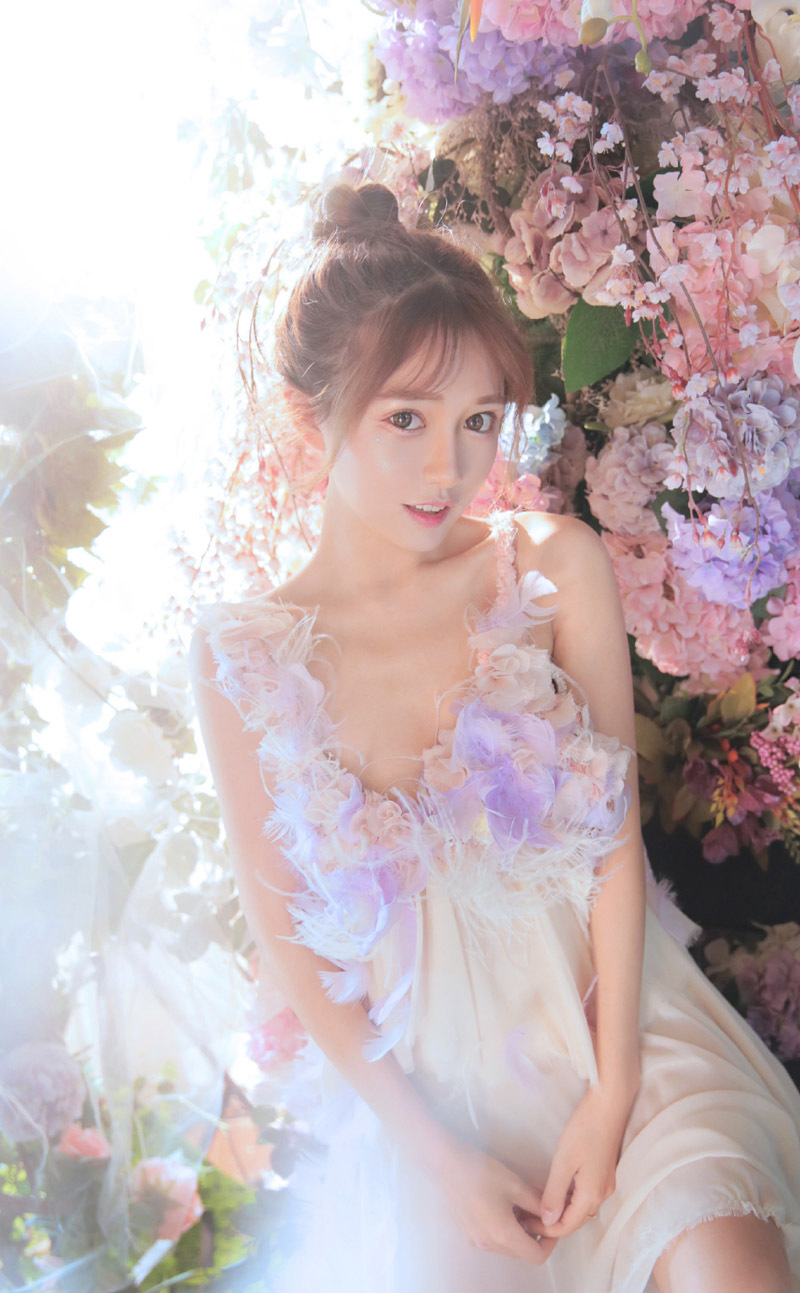 丸子头女孩性感抹胸裙写真