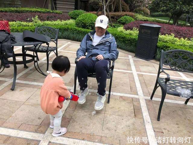 『拖鞋』涂磊给女儿吹头发,穿家居服配粉拖鞋好土萌,顾家的男人就是时髦