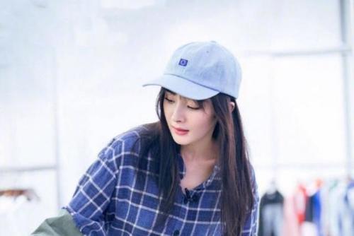 杨幂穿天价雨衣现身，手提两万价格包包，网友：富人的生活搞不懂