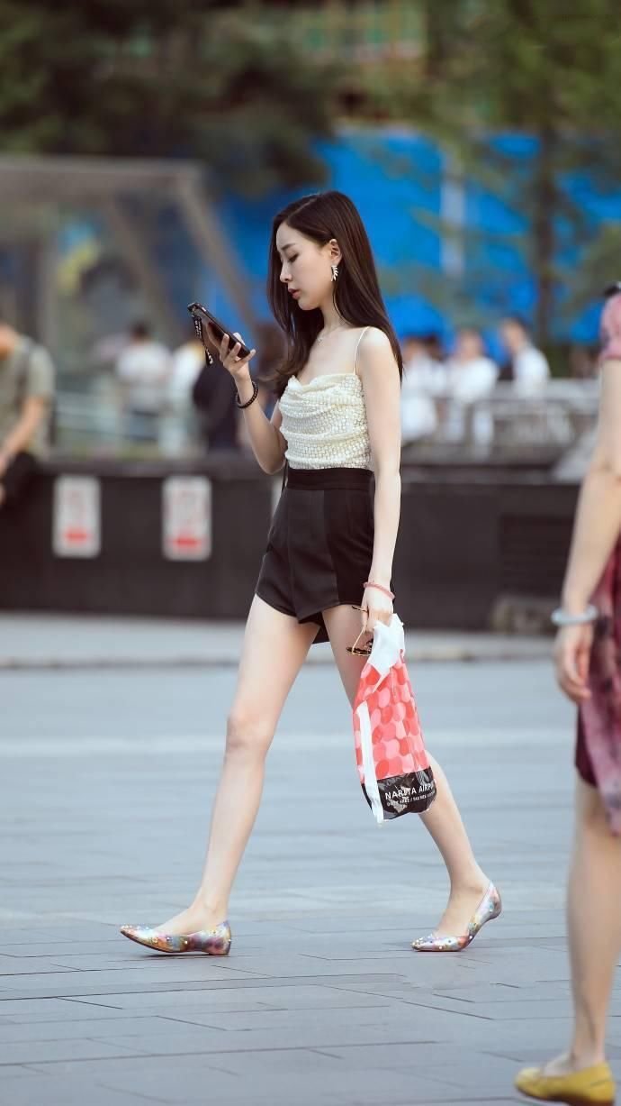 街拍：小姐姐穿着打扮让人心情大好，非常的有女人味。