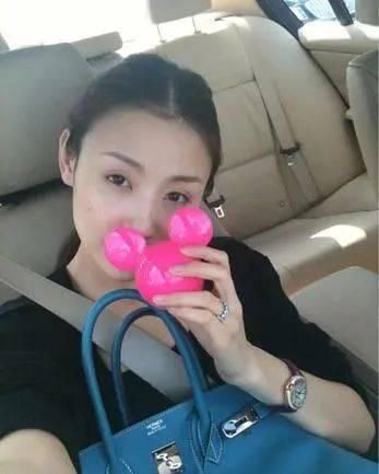  父女■她谈父女恋7年败5亿，离婚千万卖女拖垮前夫，35似嫩妹超潇洒