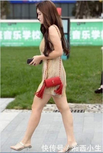 街拍：气质甜美秀气的长发美女，一袭丝制连衣裙，微风飘飘，仙气