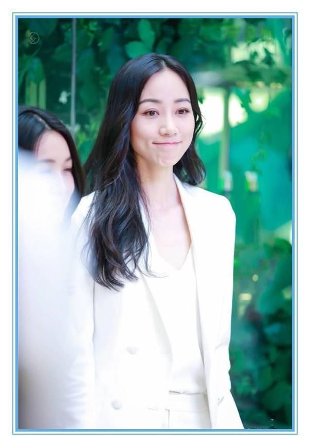 当35岁韩雪与42岁赵薇同穿白西装，才知道仙气和霸气的差距有多大