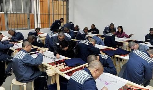  「刑罚」无期徒刑的囚犯，年老体衰不能动怎么办？监狱是否要为