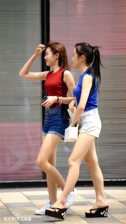 两位穿着热裤的姐姐虽然搭配色彩不同，但是更像是一对双胞胎姐妹