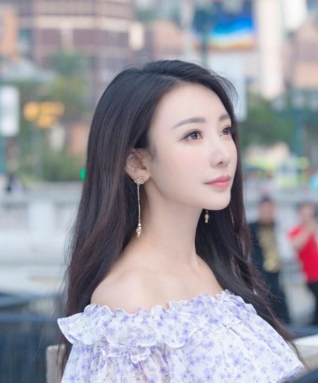 柳岩变身澳门都市伊人，穿碎花一字肩连衣裙，清新甜美似少女！