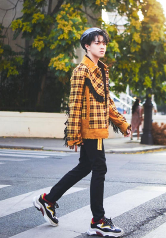 钱正昊巴黎街拍时尚抢眼 ASH老爹鞋尽显潮男本色