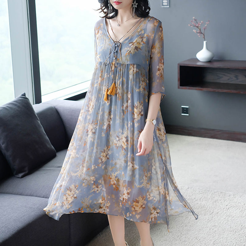 女人三分本色，七分靠打扮，真丝连衣裙，减龄显美嫩，一见倾心