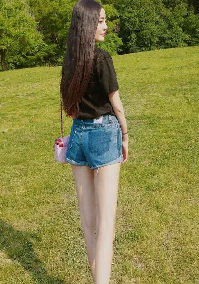 街拍 那圆滚滚的傲人上围, 吸引了路人火热的目光