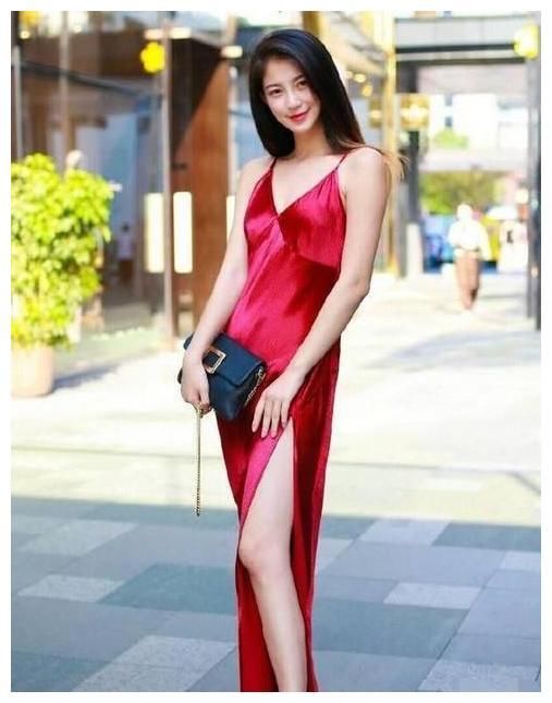 街拍：低胸吊带上衣搭配时尚短裤，细长双腿更加迷人