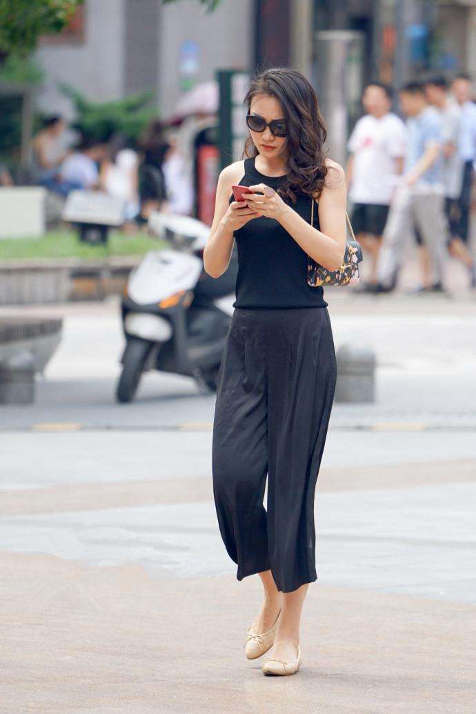 重庆街拍, 黑色系的经典搭配, 为时尚的魅力增添一缕神秘感!