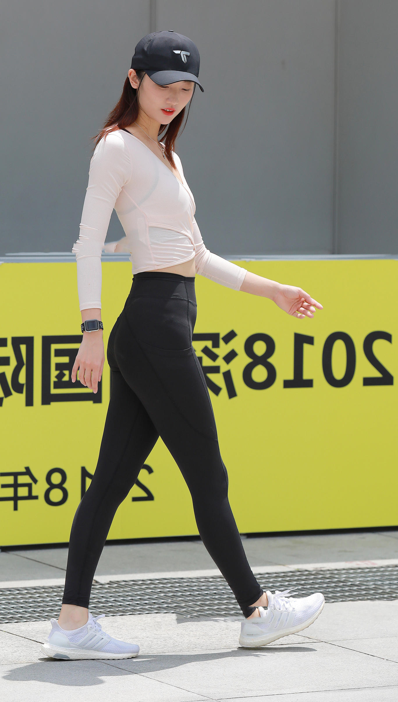 知性小姐姐紧身裤裹出丰腴的线条，这身材一看就是练过的