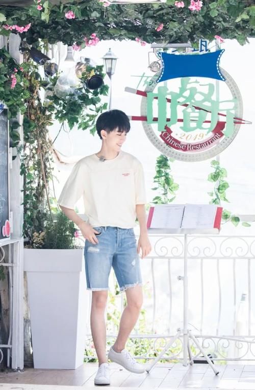 『龙虾』王俊凯也是敢穿，龙虾衬衫配粉紫色牛仔外套，想让人忽视都难