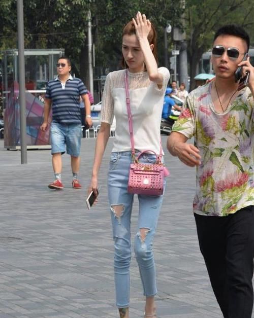  『美女』养眼女神街拍：国色天香的美女，一件白色短袖配蓝色牛仔裤，时尚清爽迷人
