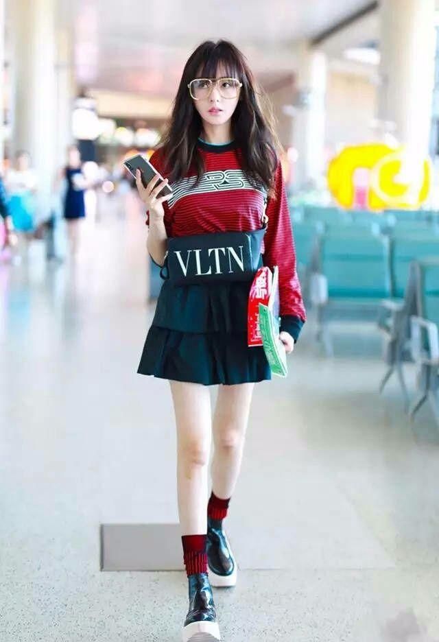 真是服了张天爱，皮带不系好，吊带裙外穿，这么爱秀性感?