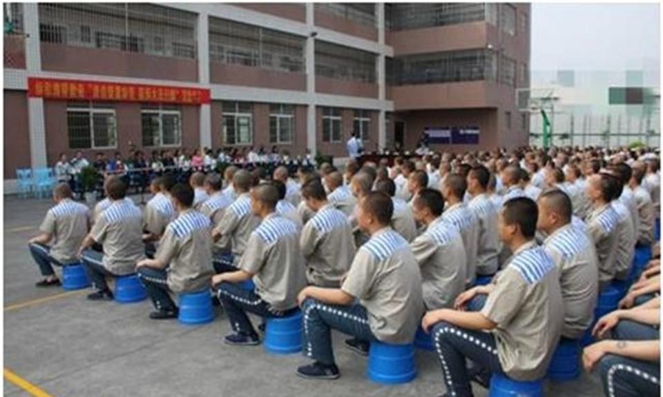  [force]监狱里“管吃管住”，犯人在里面一待10多年，日常生活都