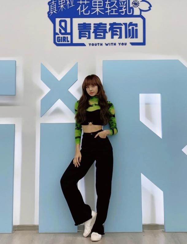  身材比例|“人间芭比”Lisa身材有多绝？当她穿上三分裤后，图都不敢这样P