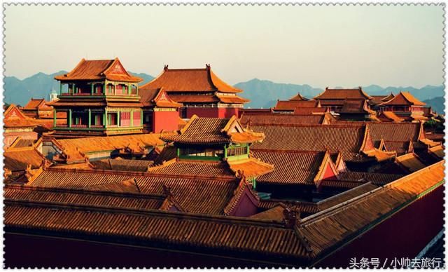 越南一家人来中国旅游，到了景点门口准备买票，最后却尴尬离开