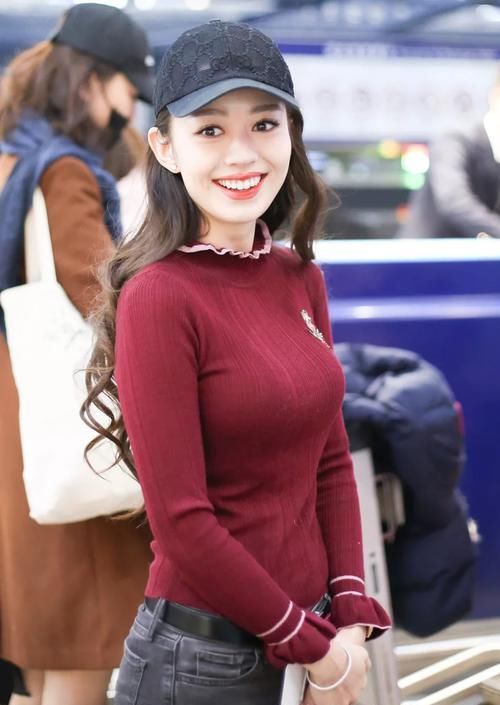  【不满】吉娜独自走机场真抗冻，58cm小蛮腰穿不满紧身针织衫，侧面绝美