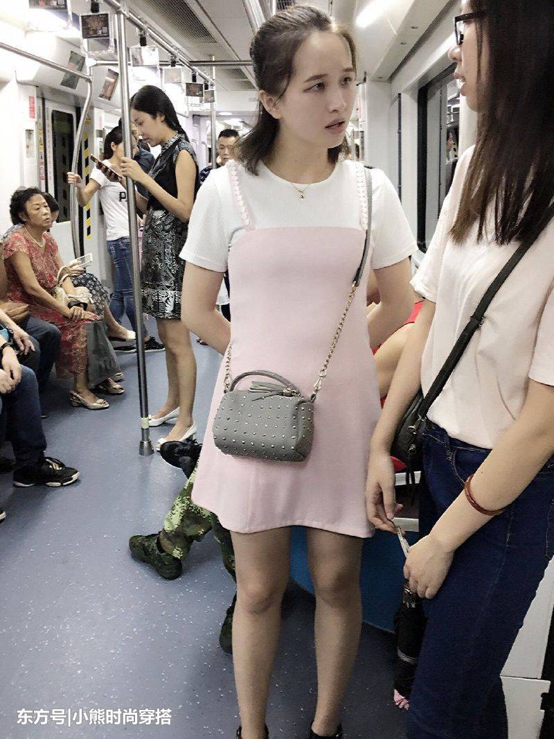 成都街拍中的美女如云？地铁里的这些美女才是时尚感十足！