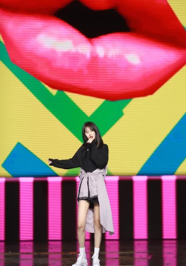 李菲儿头戴渔夫帽，身穿字母上衣就去机场，网友：女神般的身材