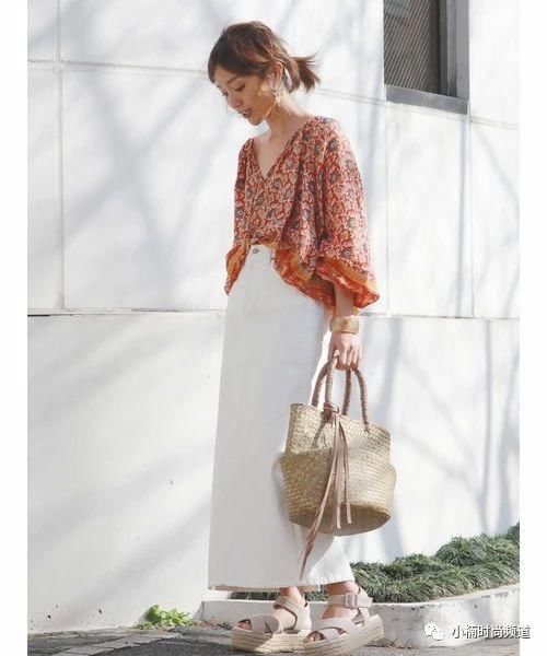 夏天就用白色系丹宁短裙打造成熟利落及休闲清爽穿搭！