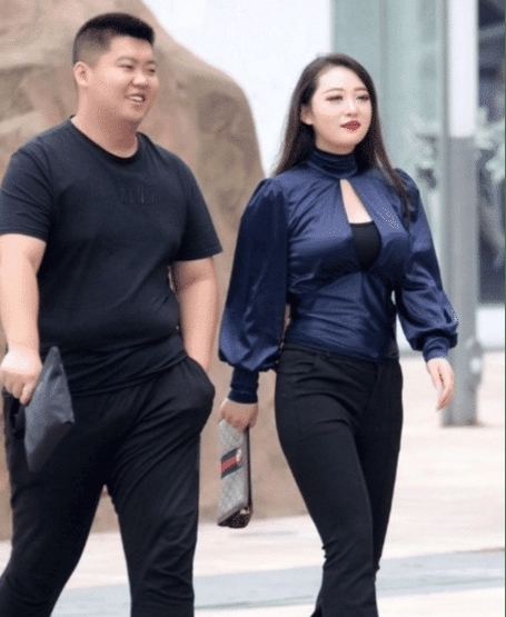 美女|20出头的“贵妇”女孩身着“宫廷感上衣”,气场强大似明星