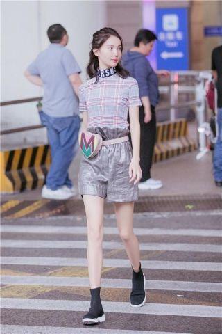 金晨这高跟鞋白穿了，被平底鞋的关晓彤，瞬间打压下去了！