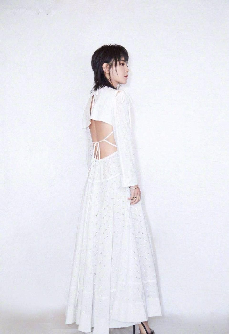 周笔畅穿上裙子,越来越有女人味,张靓颖却穿的像个女汉子!