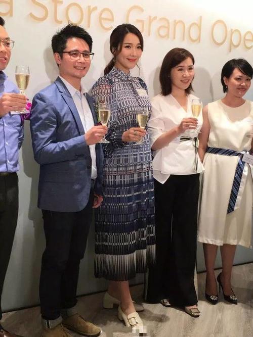 怀孕的李亚男，微跟鞋现身，身材圆润，网友：这才是怀孕的样子！