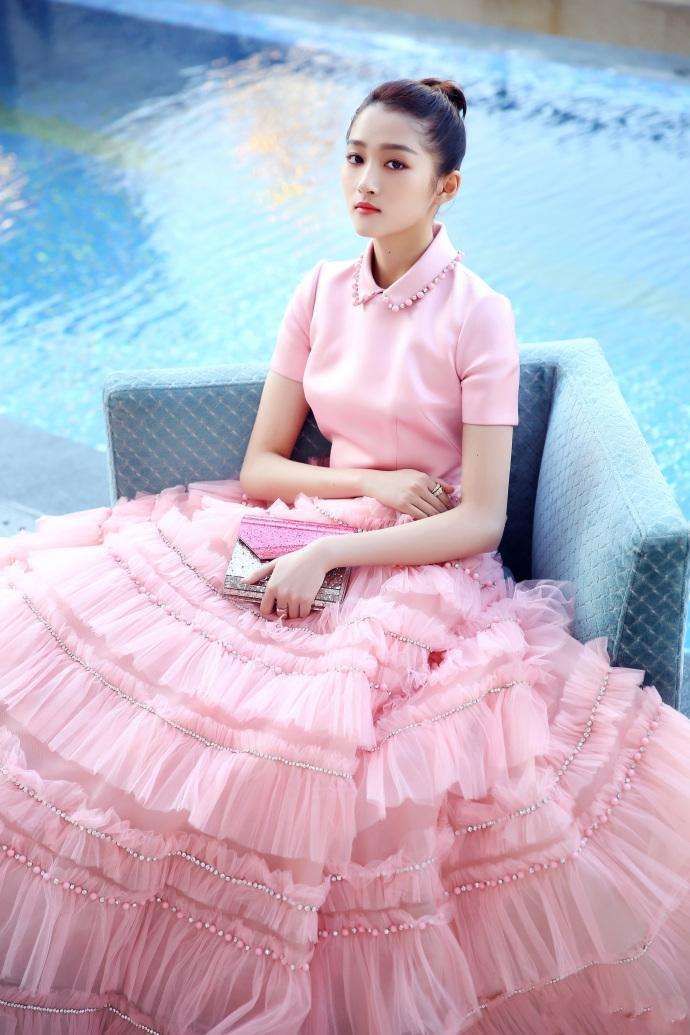 20岁关晓彤胆真大, 穿艳丽红衣性感热舞, 网友: 鹿晗厉害了