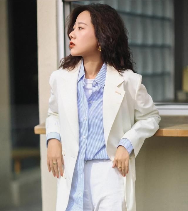  「博主」如何把基础款穿得高级又有气质呢?这位时尚博主的穿搭很不错!
