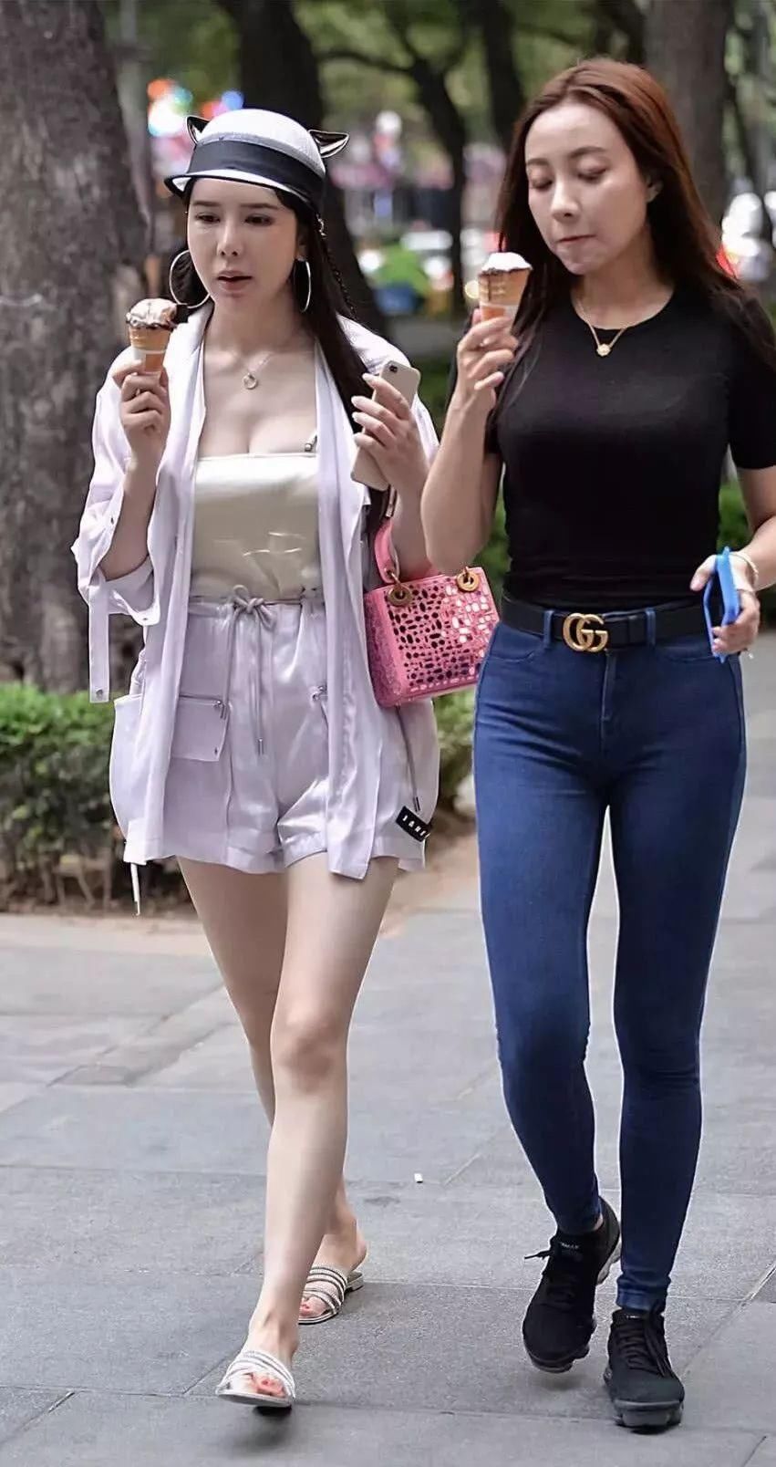 街拍:两位小姐姐这都是丰腴圆润的身段