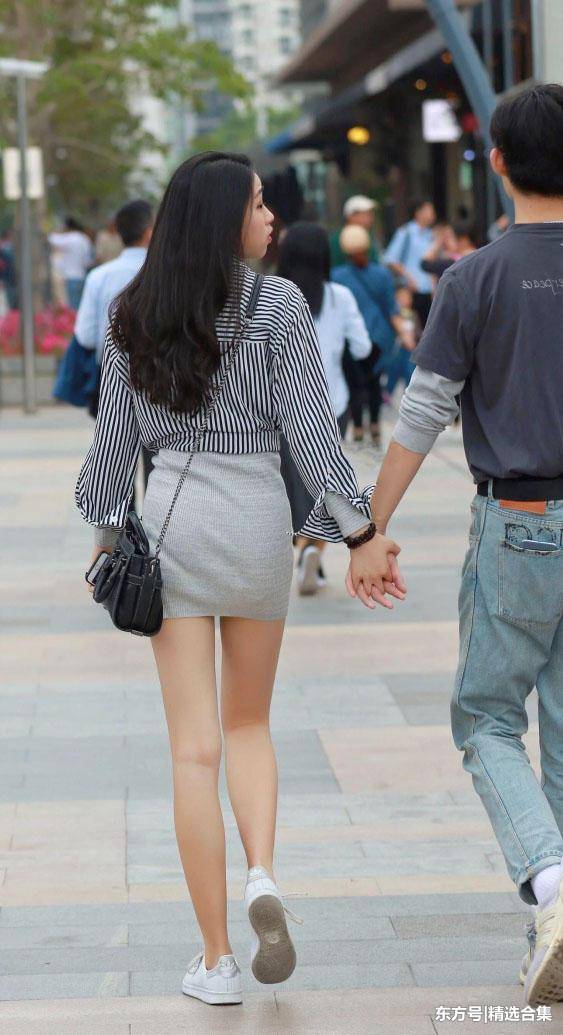 街拍：漂亮小姐姐穿包臀裙显出微胖身材，一双笔直的长腿很迷人